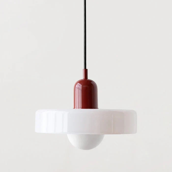 Pendelleuchte mit weißem Glasschirm und dunkelroter Kappe an schwarzem Kabel, freigestellt vor hellem Hintergrund. 34