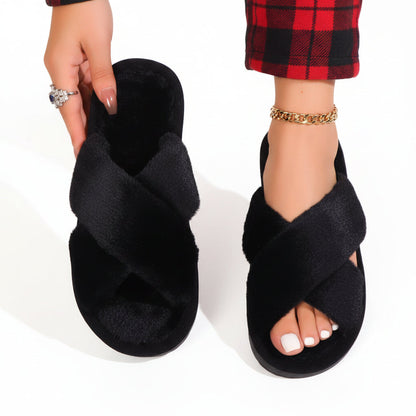 Schwarze Plüsch-Pantoffeln mit gekreuzten Riemen, einer in der Hand gehalten, dazu eine rot-schwarz karierte Hose. 9