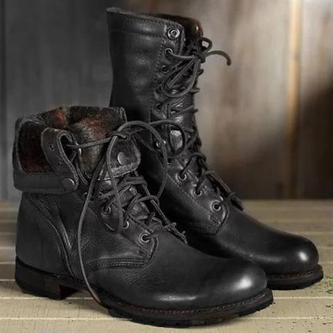 Schwarze Leder-Schnürstiefel, einer mit umgeschlagenem, kariert gefüttertem Schaft, in Seitenansicht.