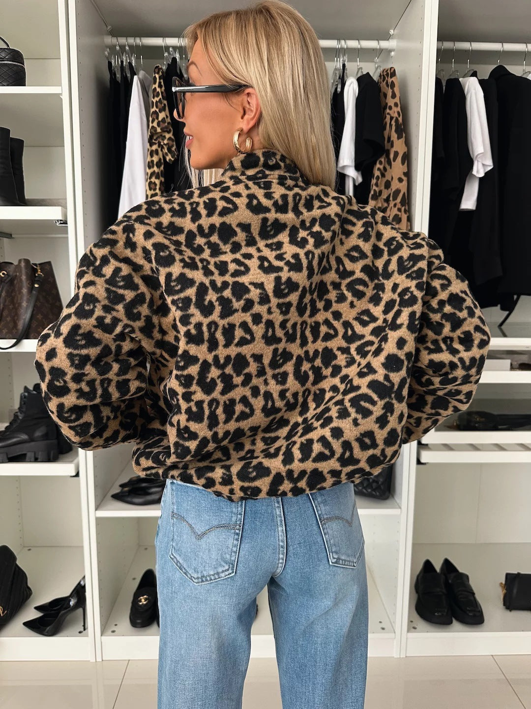 Leopardenprint-Jacke in Schwarz und Braun von hinten mit Stehkragen und weit geschnittenen Ärmeln.