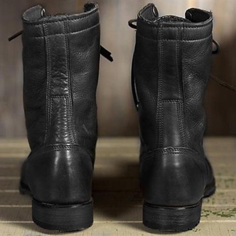 Rückansicht eines Paars schwarzer Lederstiefel mit Ziernähten am Schaft und flachem, kräftigem Absatz.