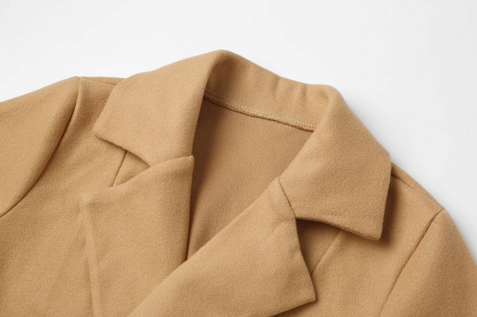 Kamelhaar-Mantelkragen, beige, elegantes Design, hochwertige Wintermode, Damenbekleidung.