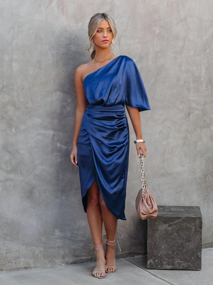 Satinkleid mit One-Shoulder-Schnitt & Schlitz – Alina