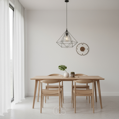Die Uhr neben einer Drahtlampe an der Wand über einem Esstisch aus Holz 5