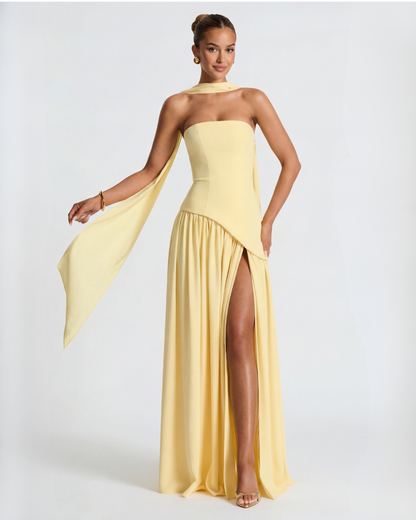 Hellgelbes Kleid von vorn, das lange Schalband schwingt seitlich vom Arm weg 6