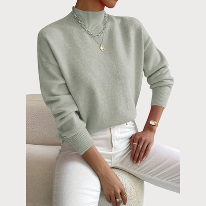 Damen Pullover in hellem Salbeigrün mit Polokragen und weißer Jeans, another view.