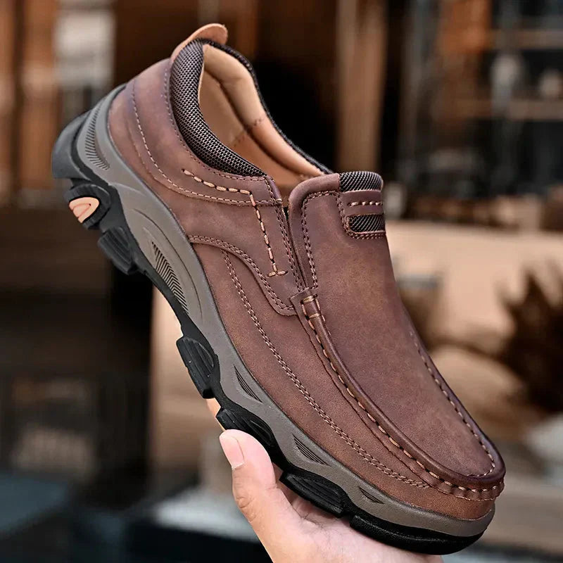 Braune orthopädische Herrenschuhe, bequem, rutschfest, ideal für den täglichen Gebrauch.
