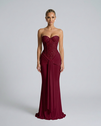 Weinrotes trägerloses Maxikleid mit glitzernder Korsage und Drapierung an der Taille, Frontansicht am Model 3