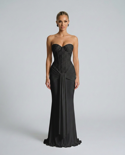 Schwarzes trägerloses Maxikleid mit besticktem Korsagenoberteil und drapiertem Tuch an der Taille, Frontansicht am Model 1