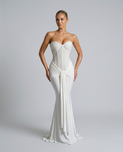 Weißes Kleid mit Perlenkorsage und ausgestelltem Saum, Hände in die Hüften gestützt, Modell leicht gedreht 8