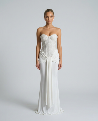Weißes trägerloses Maxikleid mit perlenbesetzter Korsage und drapiertem Tuch an der Taille, Frontansicht am Model 6