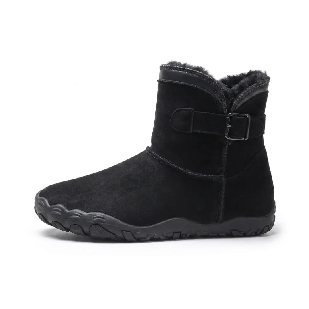 Schwarzer Wildlederstiefel mit Schnallenriemen und dunklem Fellfutter, Seitenansicht auf weißem Hintergrund 10
