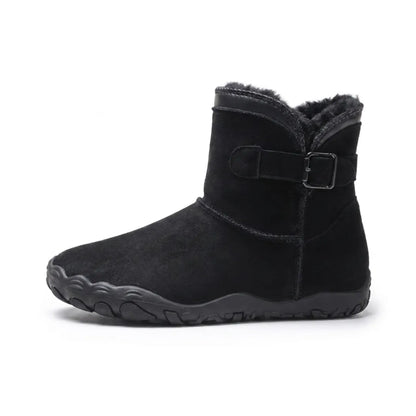Schwarzer Wildlederstiefel mit Schnallenriemen und dunklem Fellfutter, Seitenansicht auf weißem Hintergrund 10