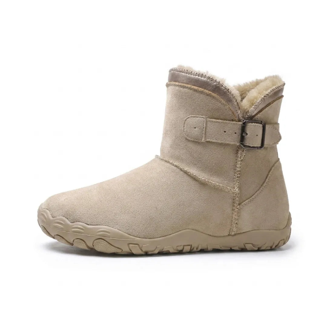 Beiger Wildlederstiefel mit Schnallenriemen und flauschigem Futter, Seitenansicht auf weißem Hintergrund 1