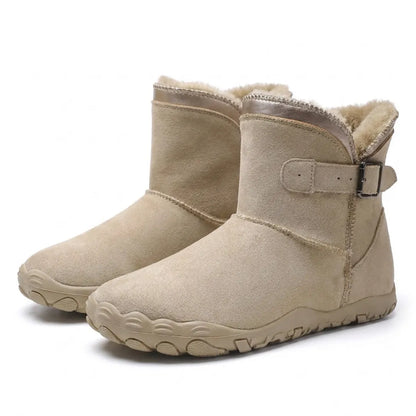 Paar beige Stiefel mit Fellfutter und Schnalle, schräg von vorne fotografiert 7