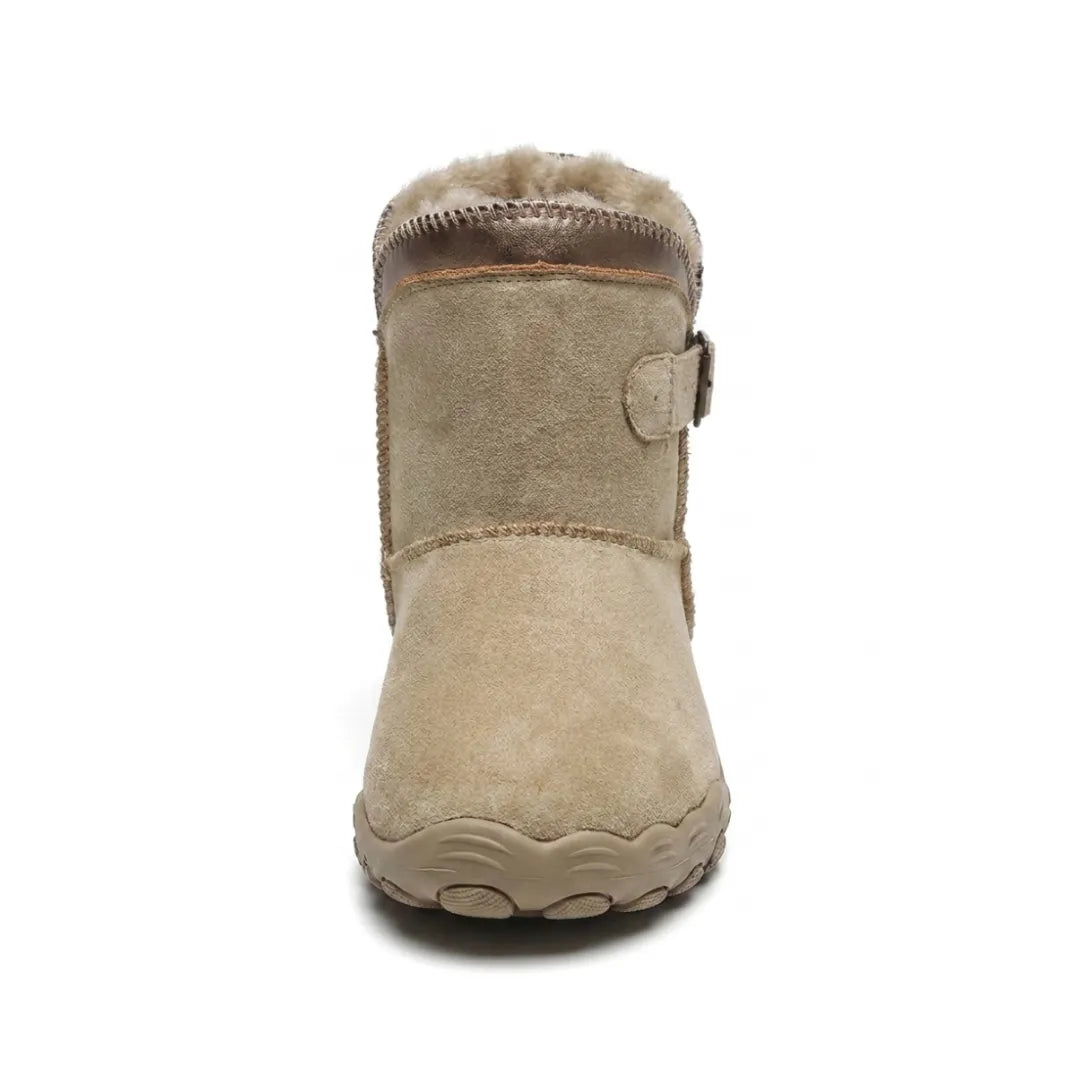 Beiger Stiefel frontal fotografiert, mit weicher Fellkante, Schnalle und breiter Zehenpartie 8