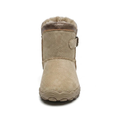Beiger Stiefel frontal fotografiert, mit weicher Fellkante, Schnalle und breiter Zehenpartie 8