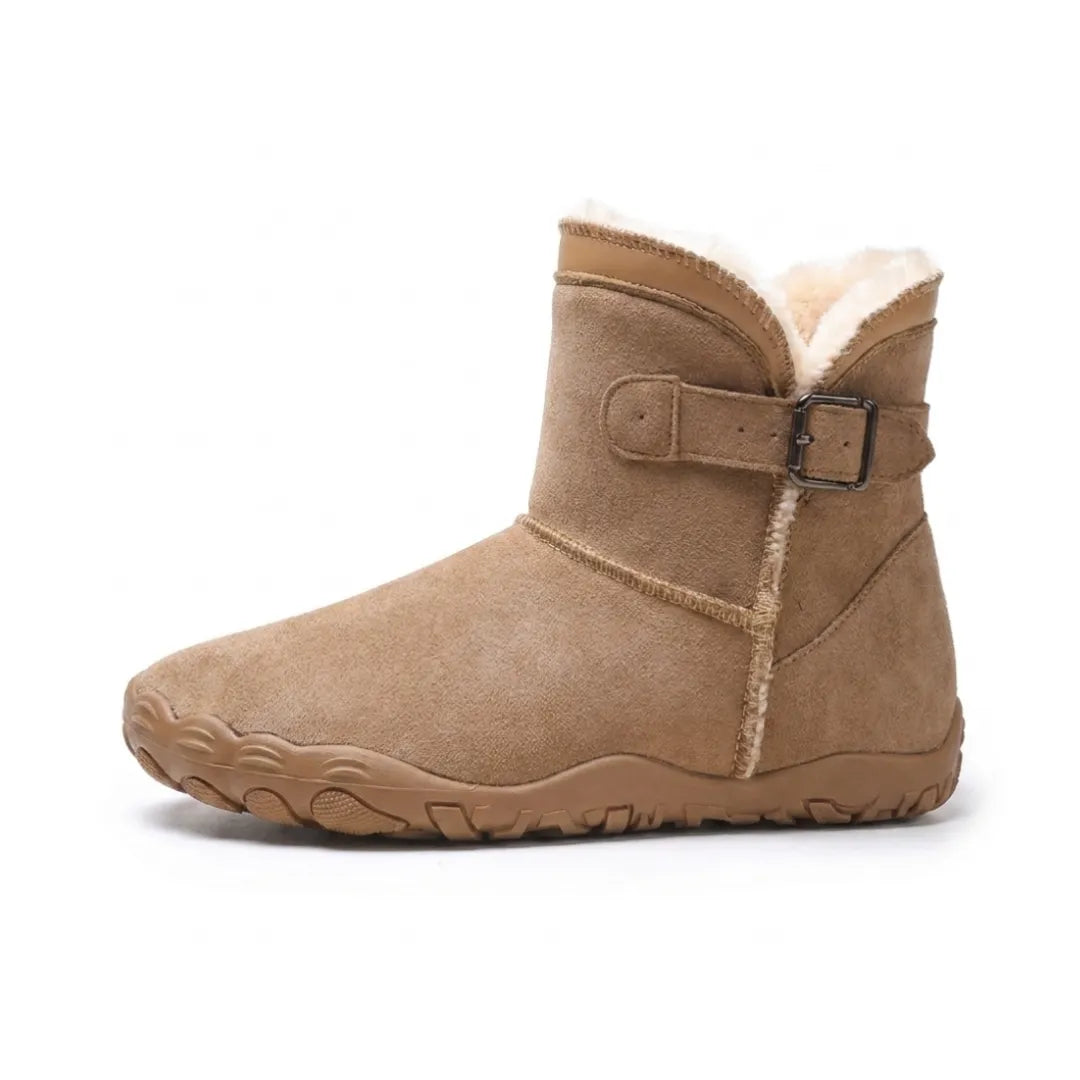 Brauner Wildlederstiefel mit Schnallenriemen und hellem Fellfutter, Seitenansicht auf weißem Hintergrund 19