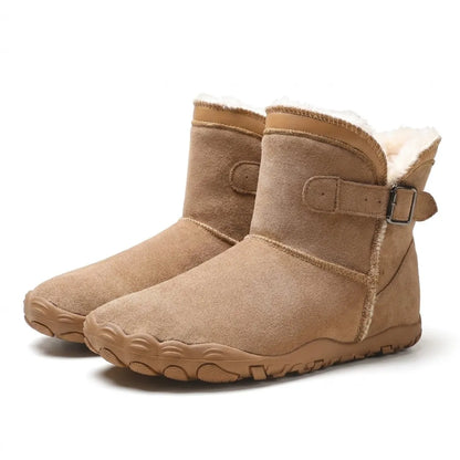 Paar brauner Wildlederstiefel mit Schnalle, hellem Plüschfutter und profilierter Sohle, schräg von vorne 25