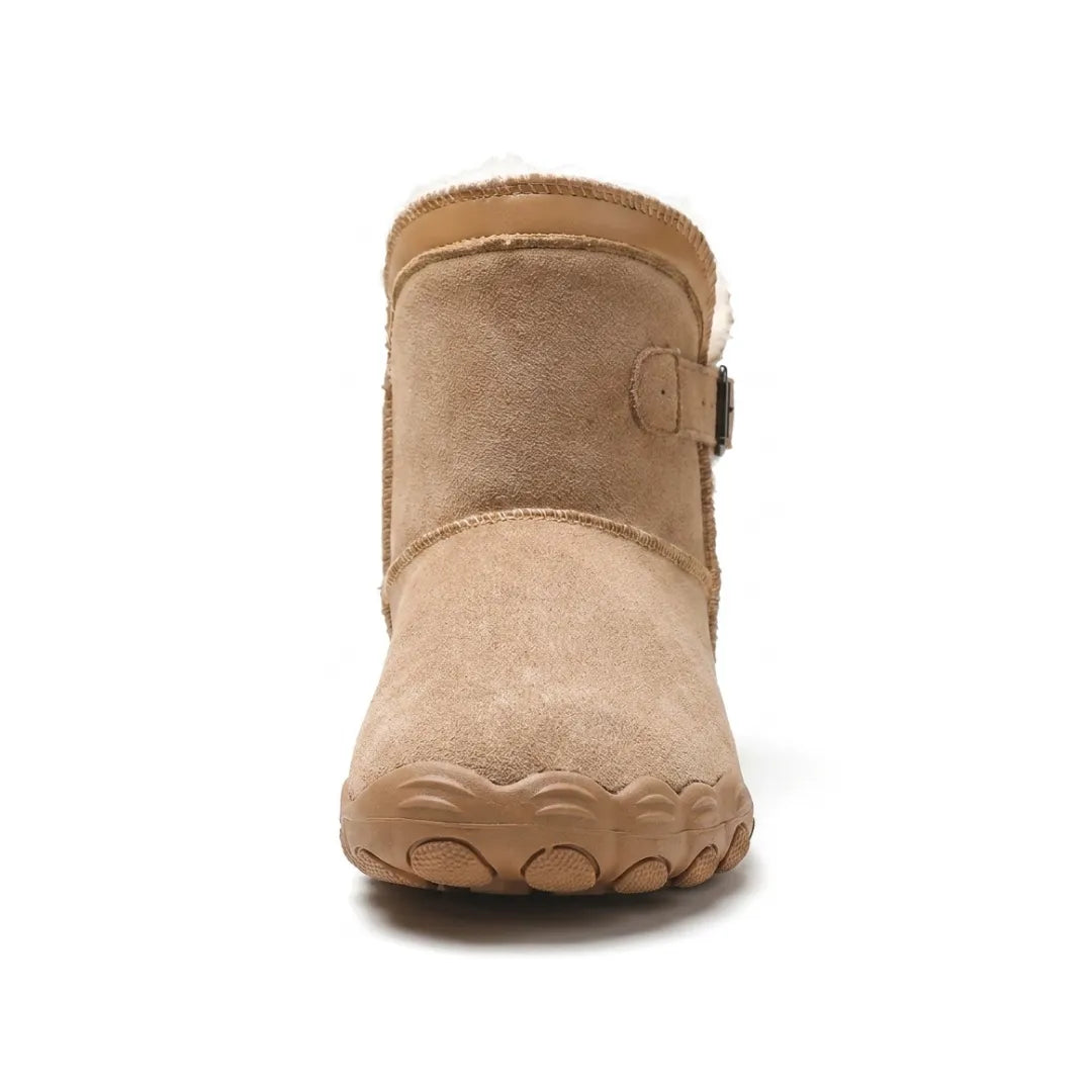 Braune Barfußstiefel von vorne, mit breiter Zehenbox, Schnallenriemen und weichem Fellfutter am Schaft 26