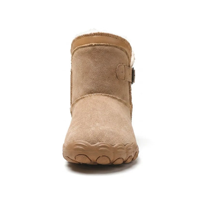 Braune Barfußstiefel von vorne, mit breiter Zehenbox, Schnallenriemen und weichem Fellfutter am Schaft 26