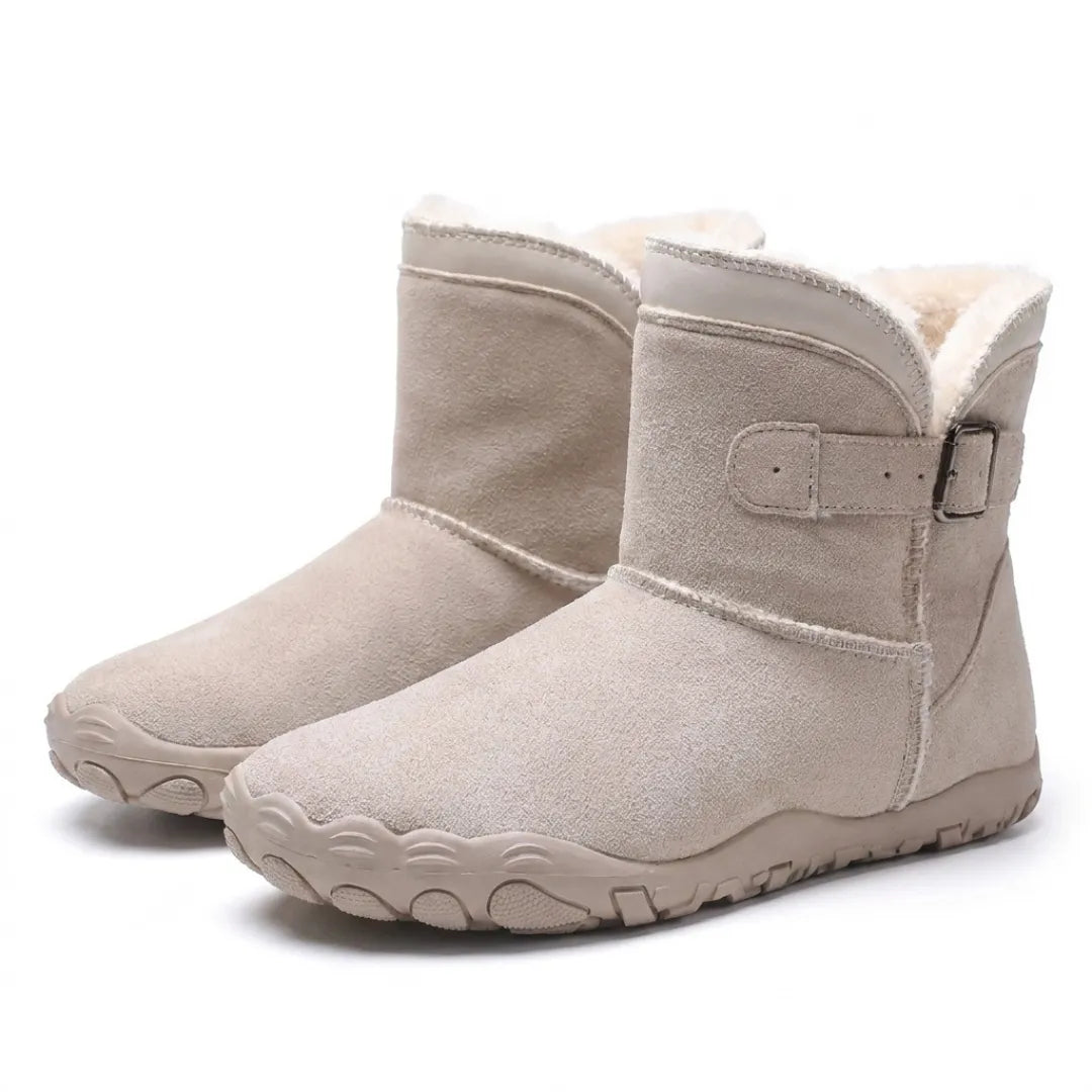 Paar cremebeiger Wildlederstiefel mit Schnalle, weichem Plüschfutter und profilierter Sohle, schräg von vorne 34