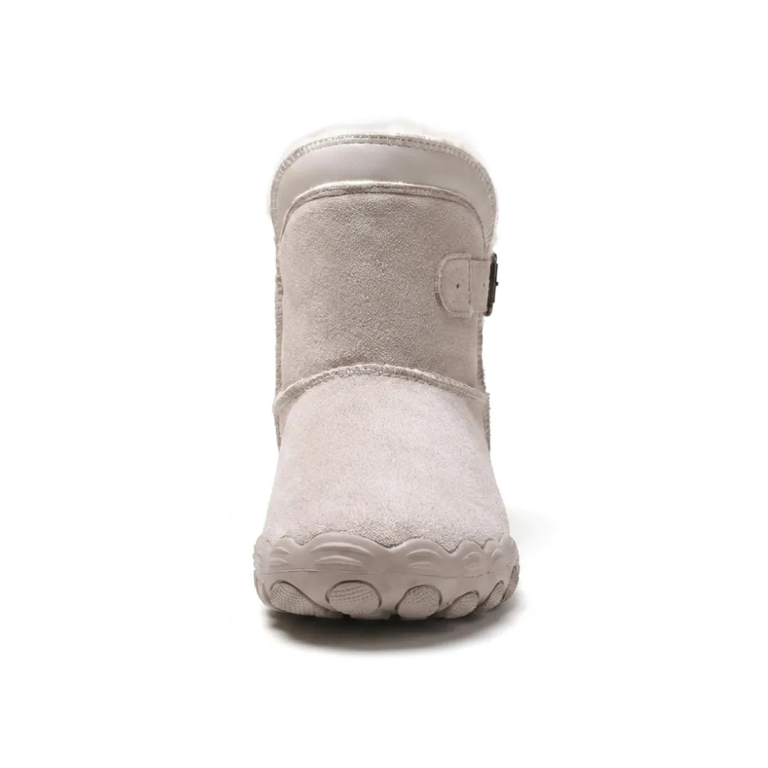 Beigegraue Barfußstiefel von vorne, mit breiter Zehenbox, Schnallenriemen und Fellfutter am Schaftrand 35