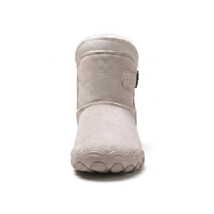 Beigegraue Barfußstiefel von vorne, mit breiter Zehenbox, Schnallenriemen und Fellfutter am Schaftrand 35