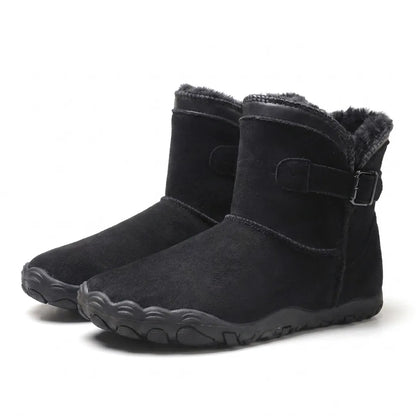 Paar schwarze Stiefel mit Fellfutter und Schnalle, schräg von vorne fotografiert 16