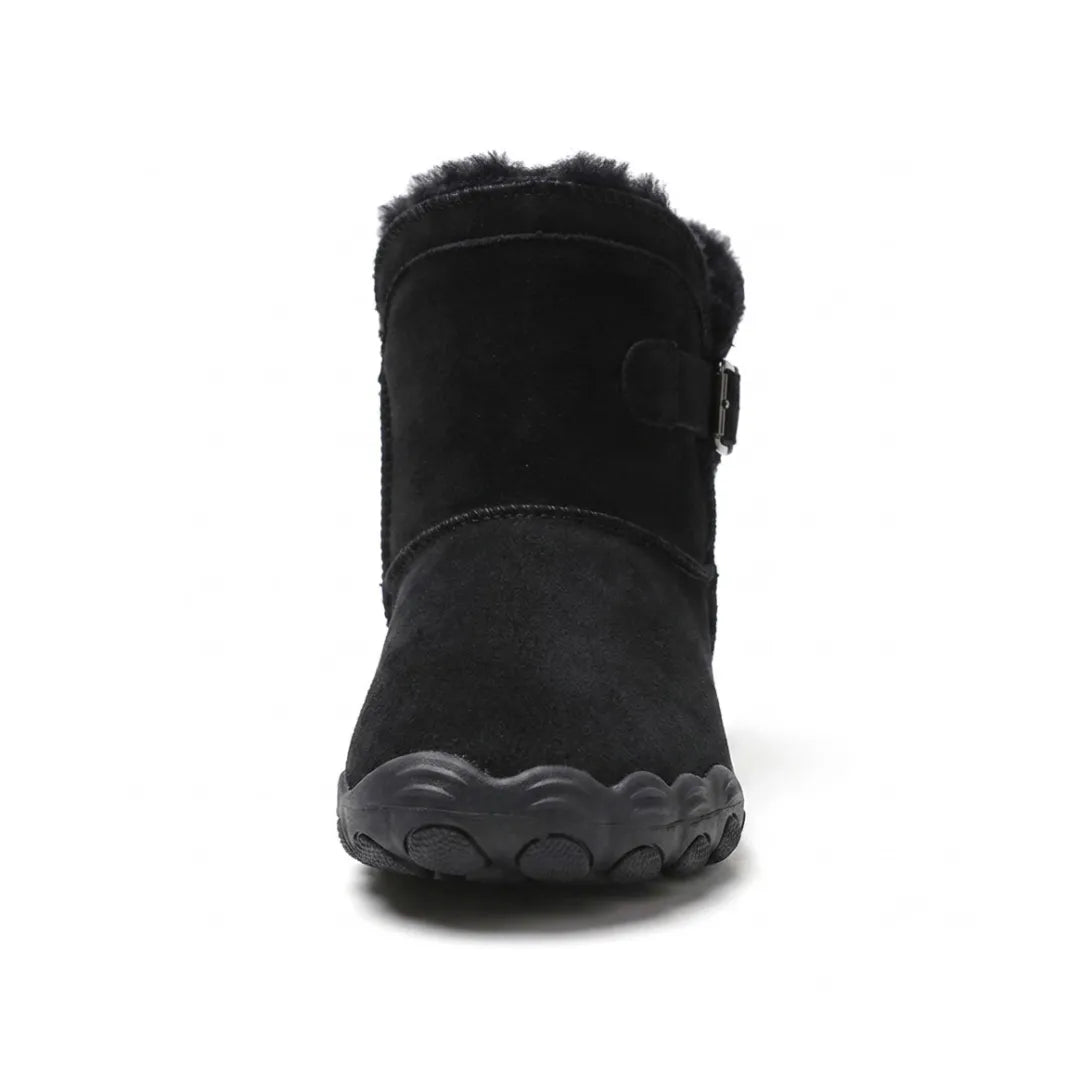 Schwarzer Stiefel frontal fotografiert, mit flauschigem Futter, Schnalle und breiter Zehenpartie 17