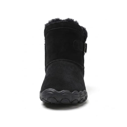 Schwarzer Stiefel frontal fotografiert, mit flauschigem Futter, Schnalle und breiter Zehenpartie 17