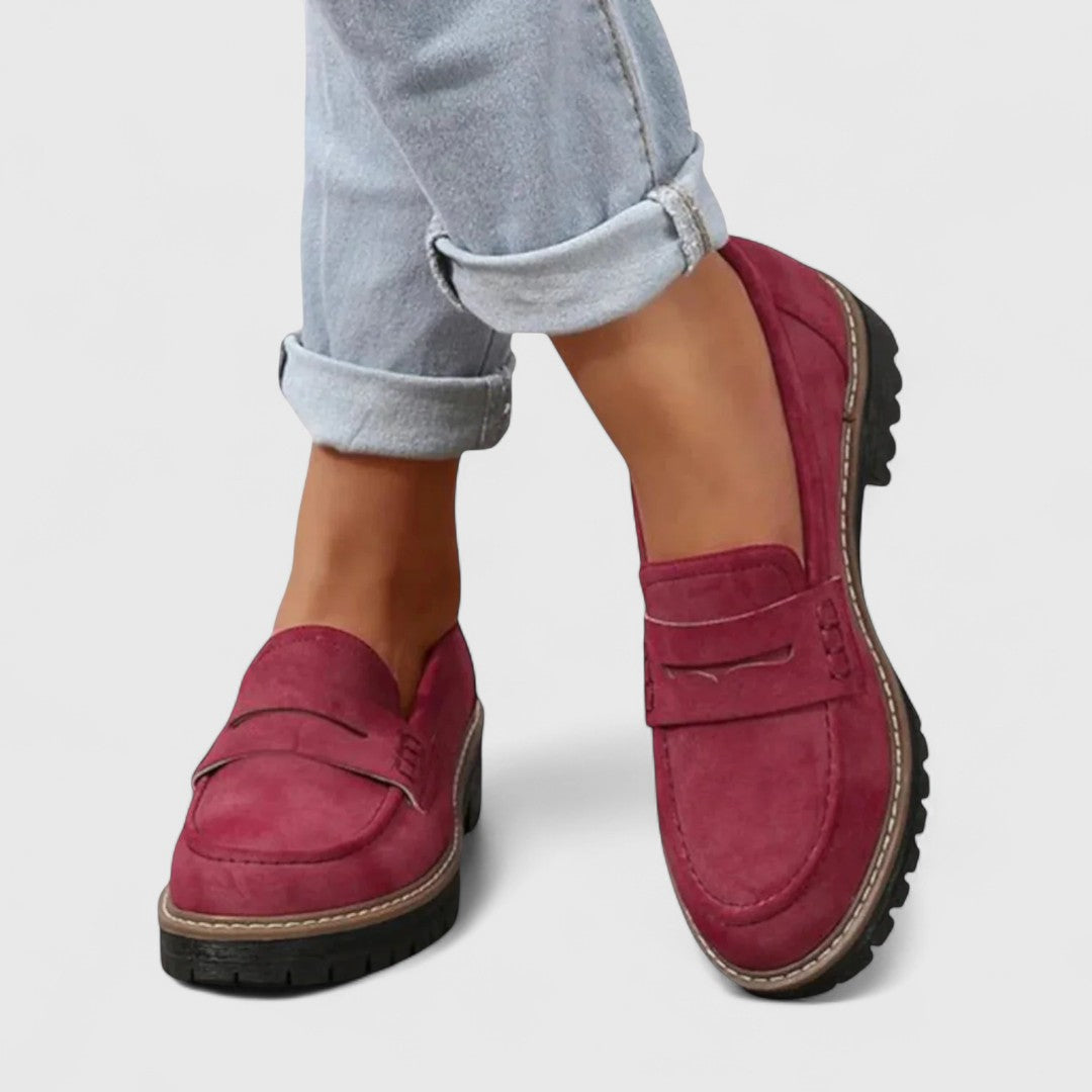 Weinrote Loafer in Veloursoptik an den Füßen, dazu umgekrempelte hellblaue Jeans 2