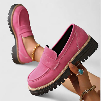 Pinkfarbene Loafer, einer in der Hand gehalten, die Profilsohle von der Seite sichtbar 3