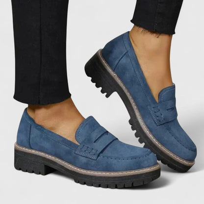 Blaue Loafer in Veloursoptik mit dunkler Profilsohle, getragen zu schwarzer Hose 4