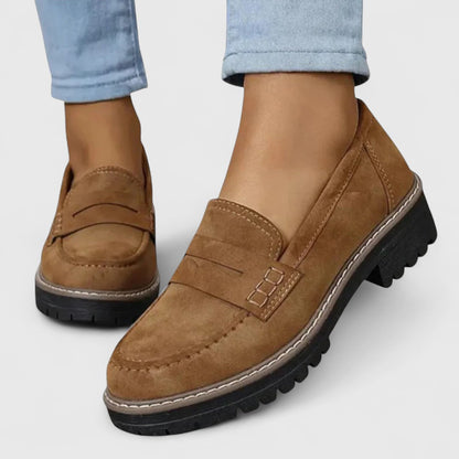 Hellbraune Loafer mit Ziernähten und Profilsohle, getragen zu hellblauen Jeans 5