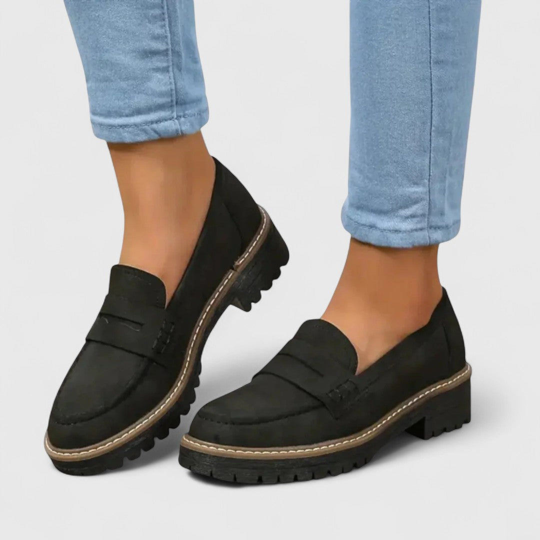 Schwarze Loafer in Veloursoptik mit grober Sohle, getragen zu hellblauen Jeans 1