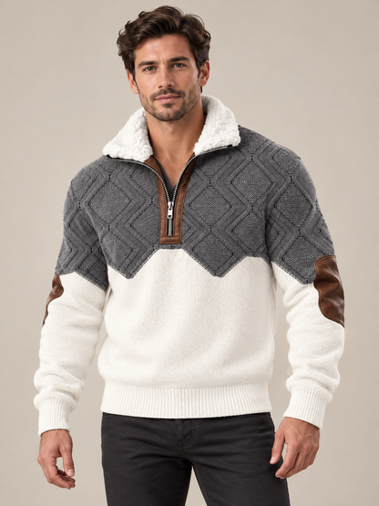 Mann trägt den Strickpullover in Grau und Weiß mit Rautenmuster, Teddyfutter-Kragen und braunen Ellbogenflecken 1