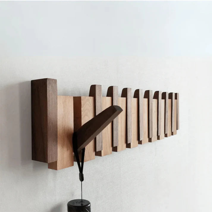Piano Massivholz-Garderobe aus hellem und dunklem Holz mit ausgeklapptem Haken, another view