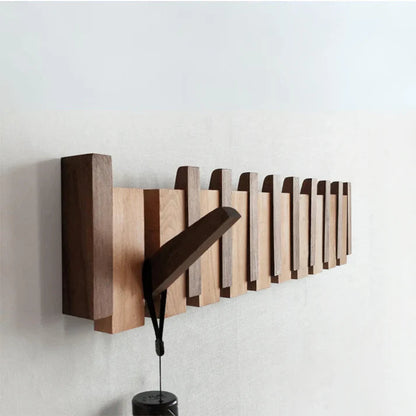 Piano Massivholz-Garderobe aus hellem und dunklem Holz mit ausgeklapptem Haken, another view