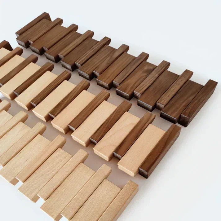 Piano Massivholz-Garderobe aus Holzleisten in dunkler und heller Maserung, Detail