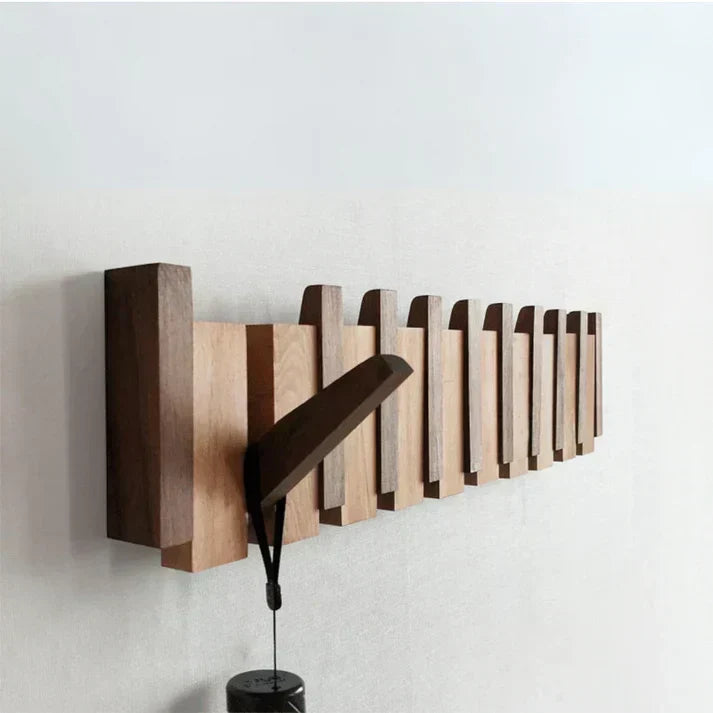 Piano Massivholz-Garderobe aus dunklem und hellem Holz mit ausgeklapptem Haken
