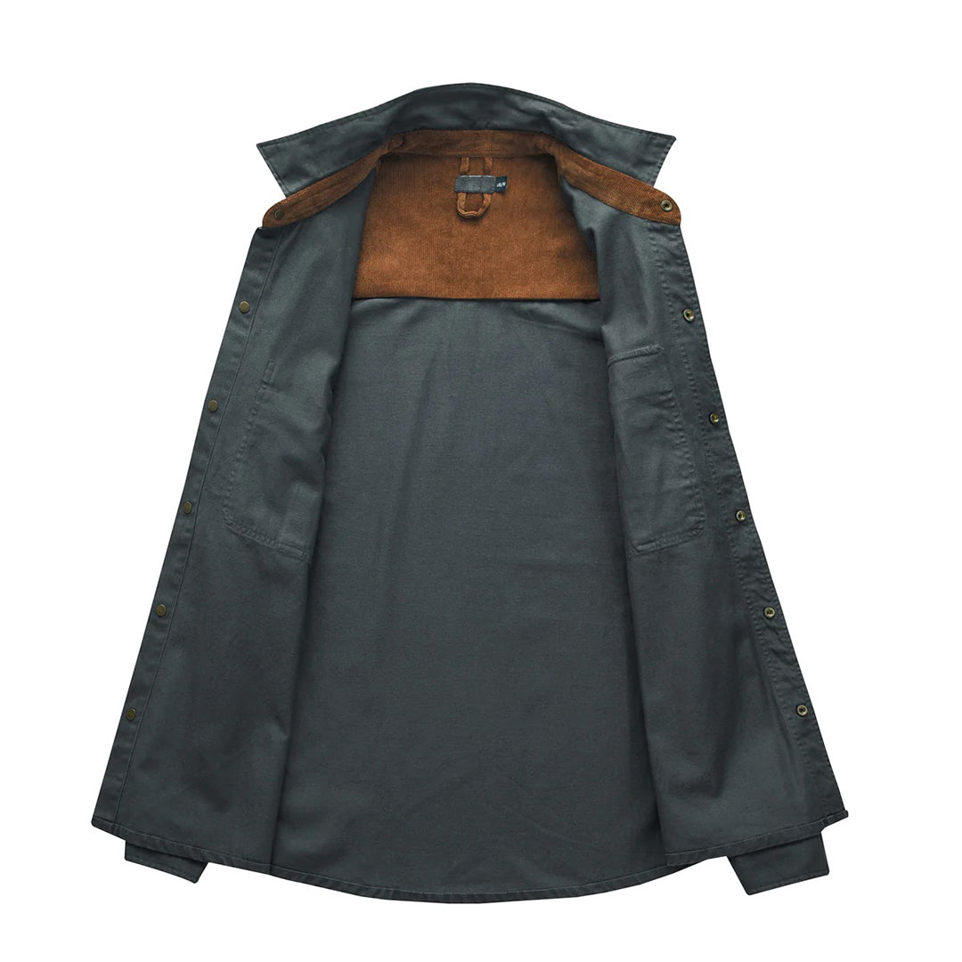 Grüne Herrenjacke, offen, mit braunem Kragenfutter, aus Baumwolle, klassischer Stil.