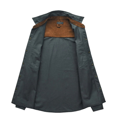 Grüne Herrenjacke, offen, mit braunem Kragenfutter, aus Baumwolle, klassischer Stil.