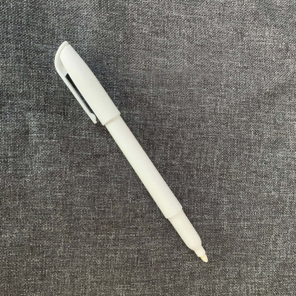 Weißer Kugelschreiber auf grauem Stoffhintergrund, Bürobedarf, Schreibwaren.