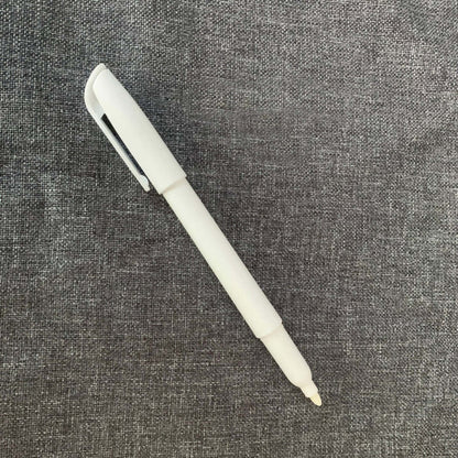 Weißer Kugelschreiber auf grauem Stoffhintergrund, Bürobedarf, Schreibwaren.
