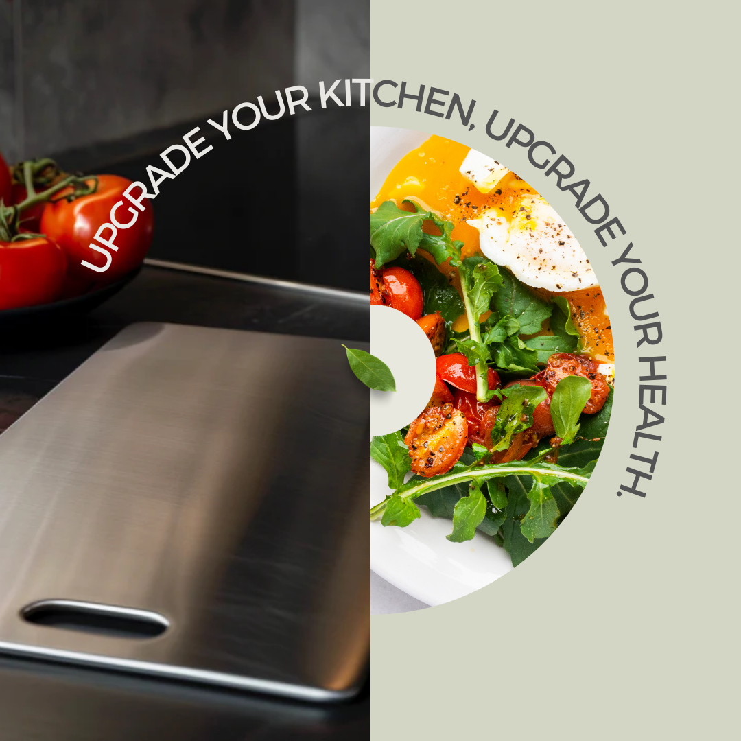 Geteiltes Bild mit Edelstahl-Schneidebrett links vor Tomaten und frischem Salat mit pochiertem Ei rechts.