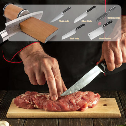 Schärfzylinder am Block mit Messerbeispielen wie Kochmesser und Hackbeil, darunter schneidet eine Hand Fleisch mit scharfem Messer. 10