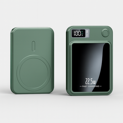 Grüne Powerbank mit Front- und Rückseite, Ladeanzeige und Magnetbereich.