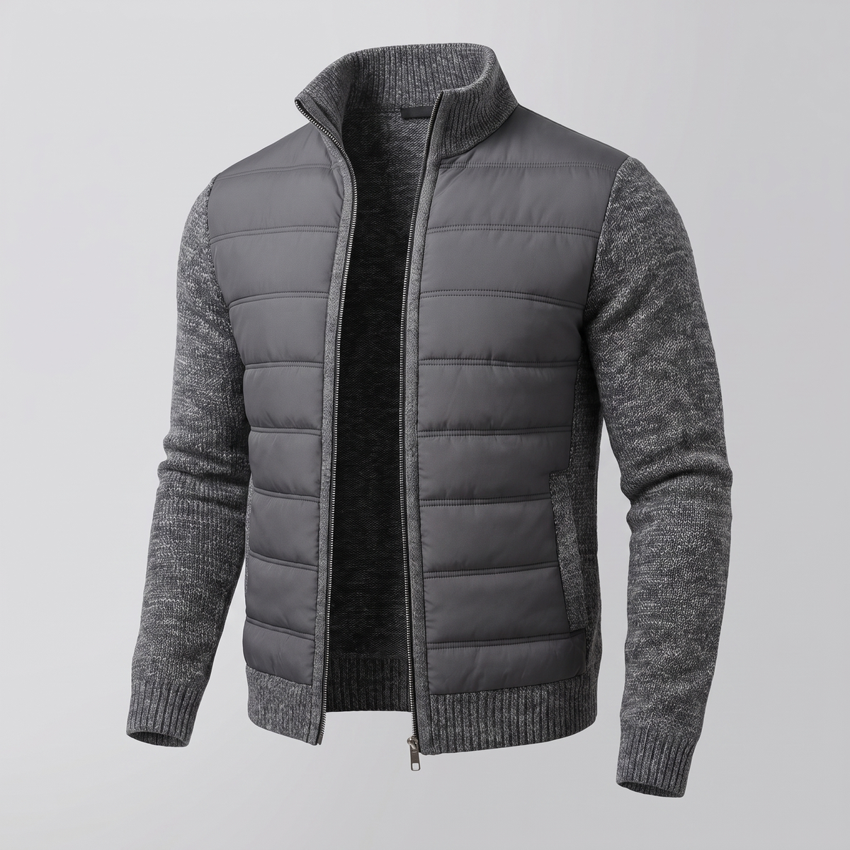 Dunkelgraue Steppjacke mit melierten Strickärmeln, schräg von vorn, offener Reißverschluss mit dunklem Innenfutter 2