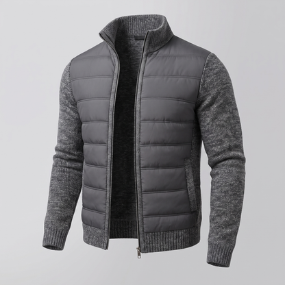 Dunkelgraue Steppjacke mit melierten Strickärmeln, schräg von vorn, offener Reißverschluss mit dunklem Innenfutter 2